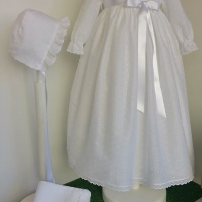Vestido infantil branco com chapéu e pano branco