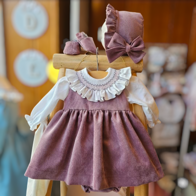 Conjunto vestido, body, touca e sapatinhos de bebé em veludo cotelê rosa e branco