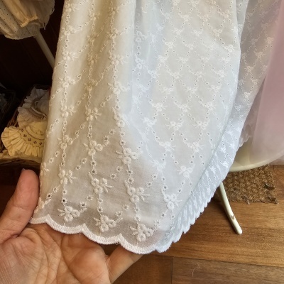 Tecido branco bordado floral com acabamento scalloped