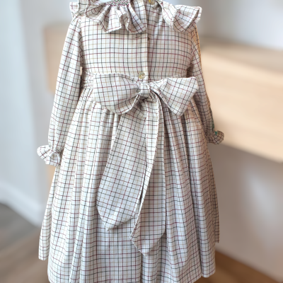 Vestido xadrez branco com laço e folhos para criança