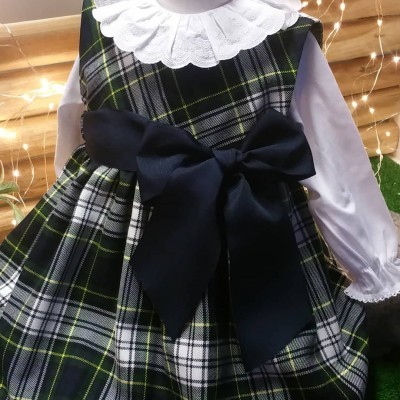 Vestido infantil xadrez com gola branca e laço preto