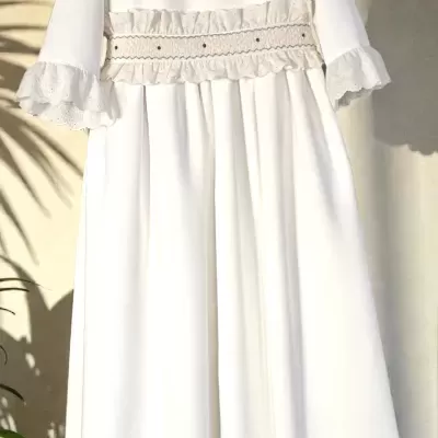 Vestido branco longo com detalhes em renda e bordado na cintura