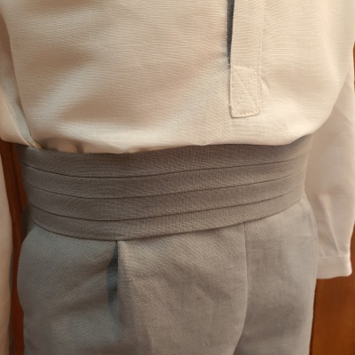 Roupa formal com camisa branca e calças cinza com cinto largo cinza