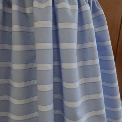 Tecido às riscas azul claro e branco pendurado