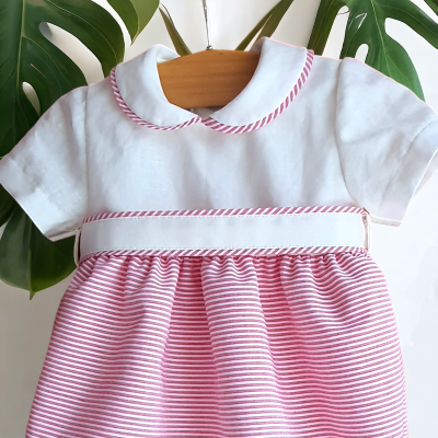 Vestido de bebé branco com gola e saia às riscas cor-de-rosa e branco