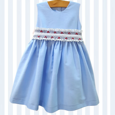 Vestido infantil azul claro com faixa bordada à cintura