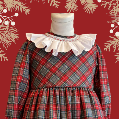 Vestido infantil de xadrez vermelho com gola branca e bordado