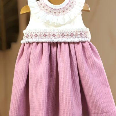 Vestido infantil branco com detalhes em rosa e saia rosa