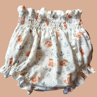 Cueca ou fralda de bebé com padrão de raposas e folhas