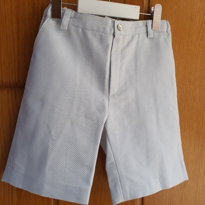 Calções cinza claro com padrão de losangos pendurados em cabide