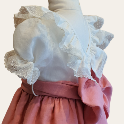 Vestido infantil branco com folhos em renda e saia rosa com faixa larga na cintura