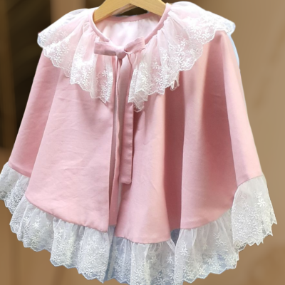 Capa rosa para criança com gola e bainha em renda branca floral