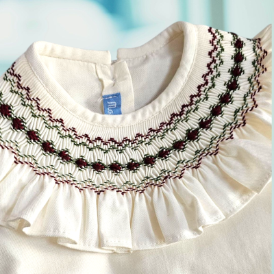 Blusa branca com bordados e folho na gola