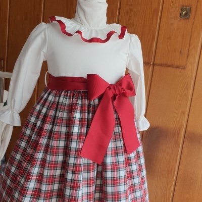 Vestido infantil branco e xadrez com laço vermelho na cintura