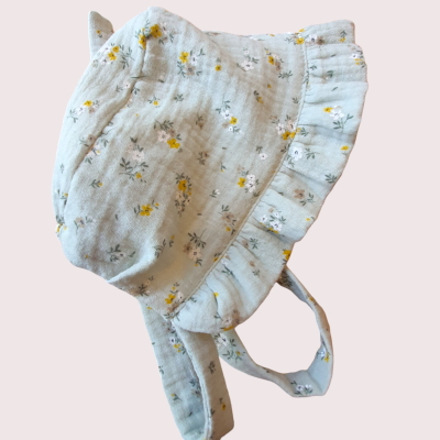 Chapéu infantil floral com aba e alças em tecido macio