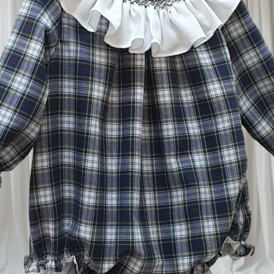 Macacão de bebé aos quadrados azul, branco e verde com gola branca folhada