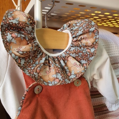 Colete de bebé em veludo cotelê com gola estampada de coelhos e flores