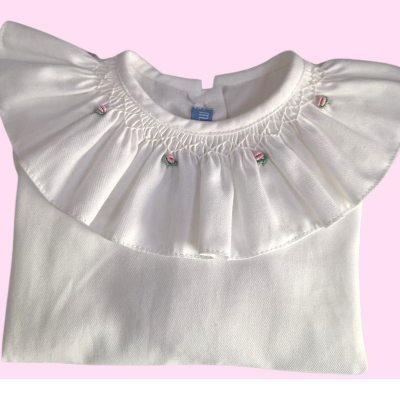 Camisola branca com gola franzida e bordados para bebé
