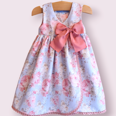 vestido infantil floral azul claro com laço rosa e renda
