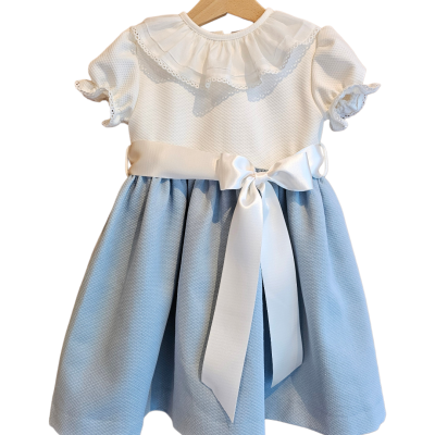 Vestido infantil branco com saia azul clara e laço na cintura