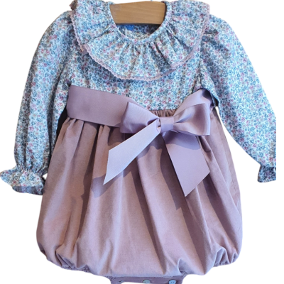 Body de bebé com colarinho folhado, padrão floral e laço rosa