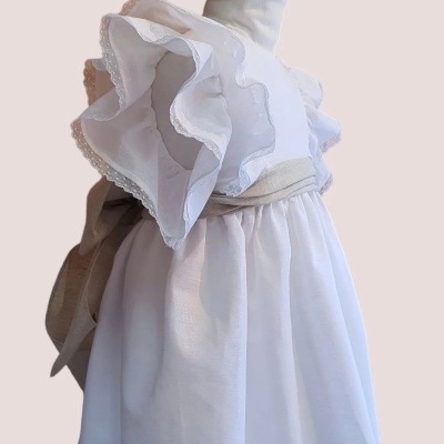 Vestido branco criança com mangas folhadas e faixa bege na cintura