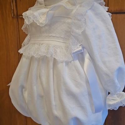 Macacão branco para bebé com renda e folhos