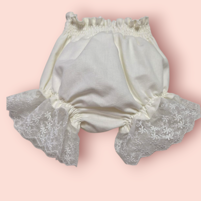 Cueca branca para bebê com renda bordada e elástico franzido