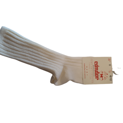 Meia branca canelada comprida com etiqueta Mussini em fundo branco