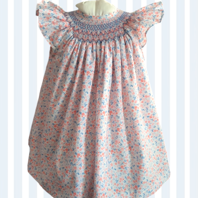 Vestido infantil floral em azul e coral com bordados na gola