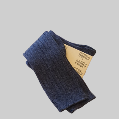 Meia azul escura canelada com cartão informativo