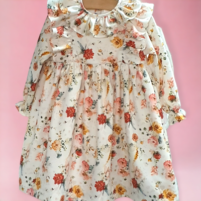 Vestido infantil de manga comprida com padrão floral colorido e gola rodada franzida