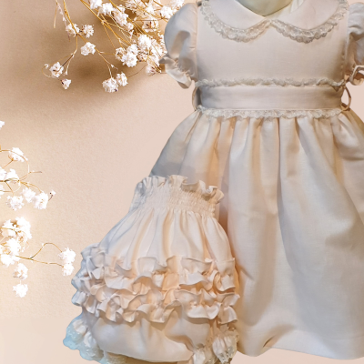 vestido branco para bebé com gola redonda e culote com folhos
