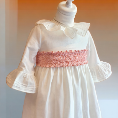 Vestido branco com faixa rosa texturizada em manequim