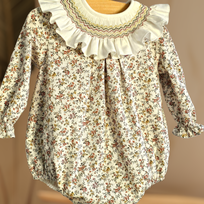 Body de bebé floral com gola bordada e babado