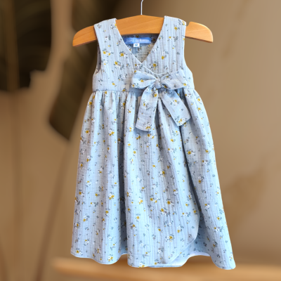 Vestido menina azul claro com flores e laço