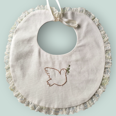 Babete branco com renda e bordado de pomba com ramo