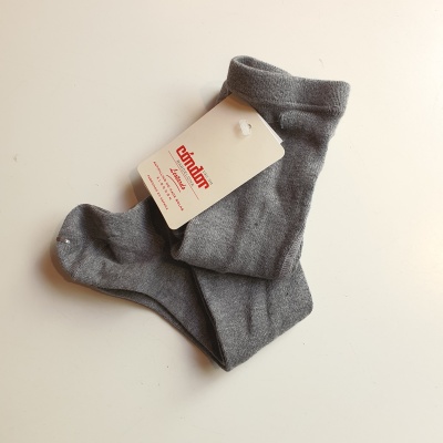 Meias cinzentas com etiqueta da marca Condor sobre fundo branco