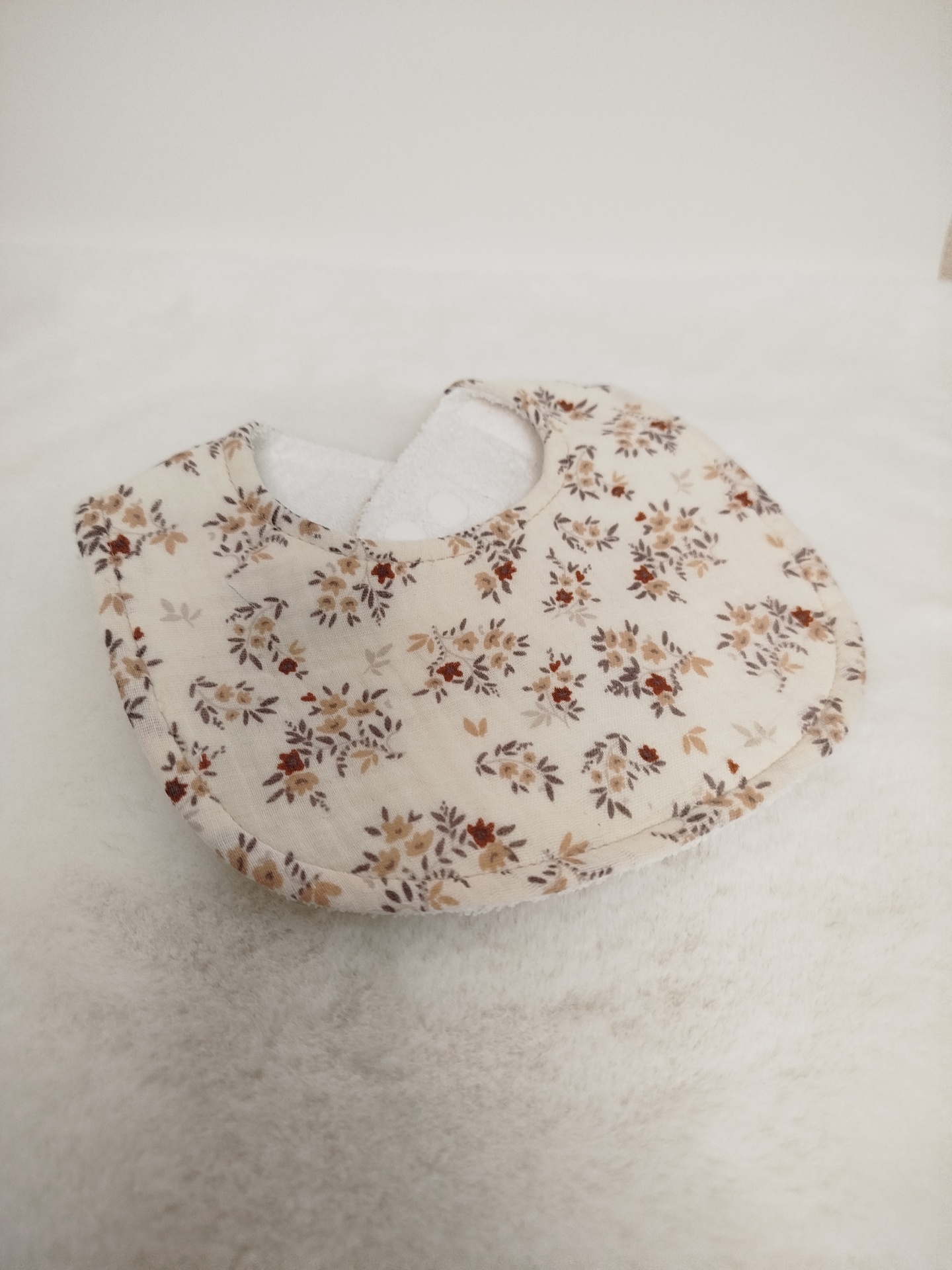 Babete impermeável | babeiro | flores de outono | musselina Babete para bebé com padrão floral em tecido claro