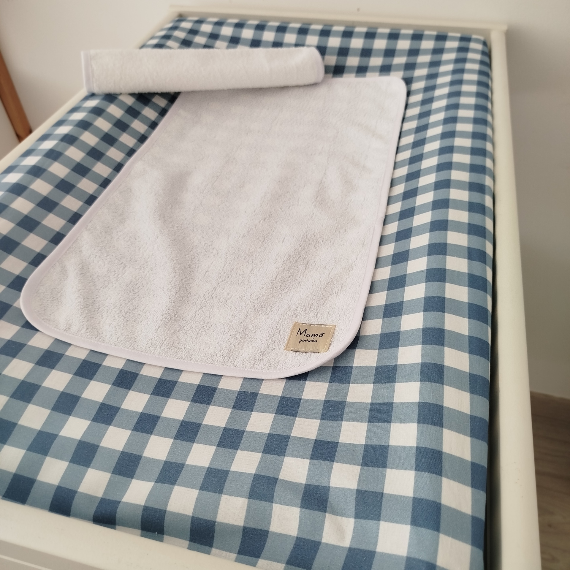 Forra para Trocador de fralda | muda fraldas | forra para muda fraldas | vichy azul| quadrados Tapete de trocador azul e branco com toalha branca com etiqueta Mamã pintinha