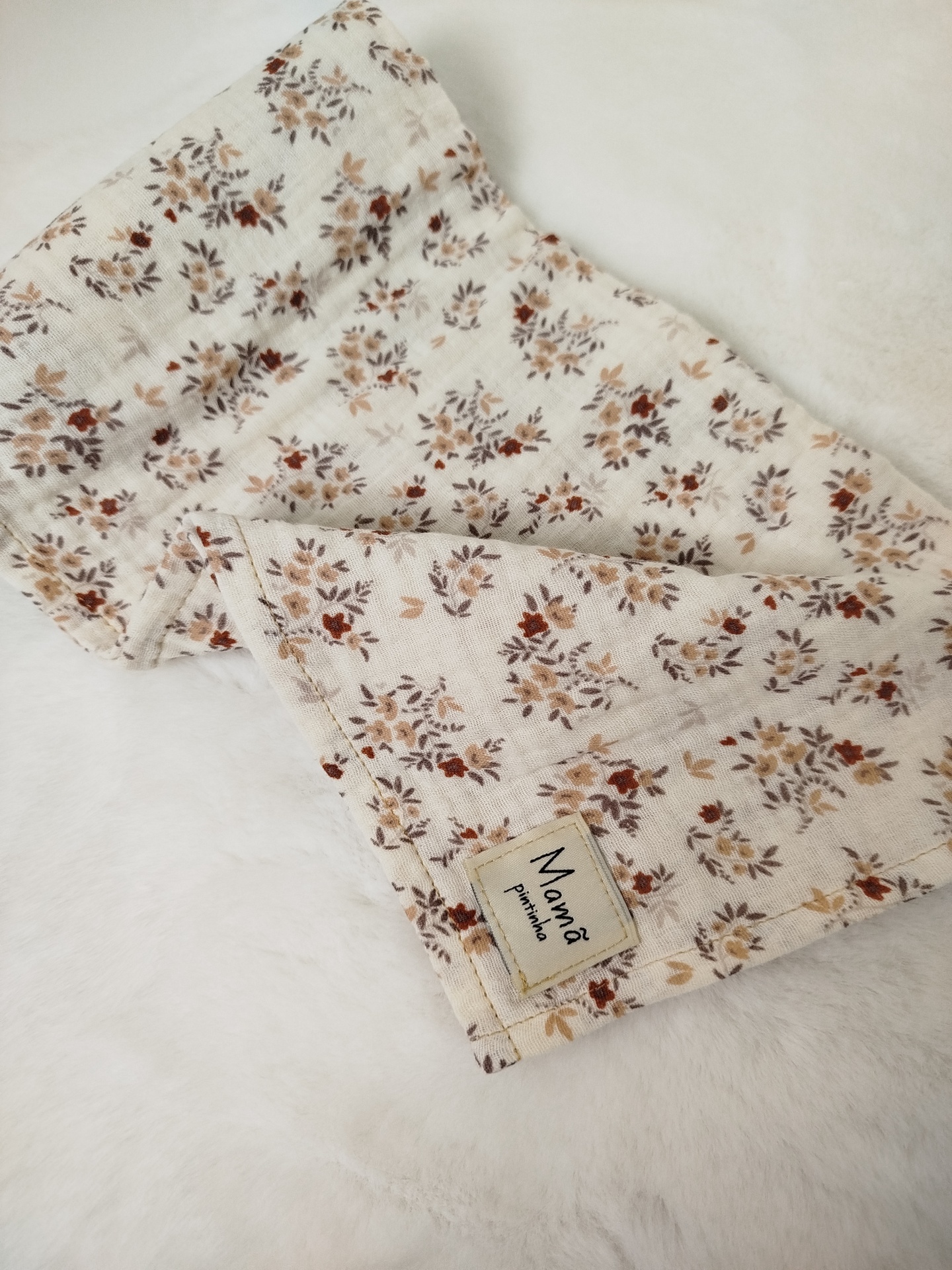 Fralda de musselina | flores | dupla gaze | flores de outono Pano de tecido com padrão floral bege e castanho com etiqueta Mamã pintinha