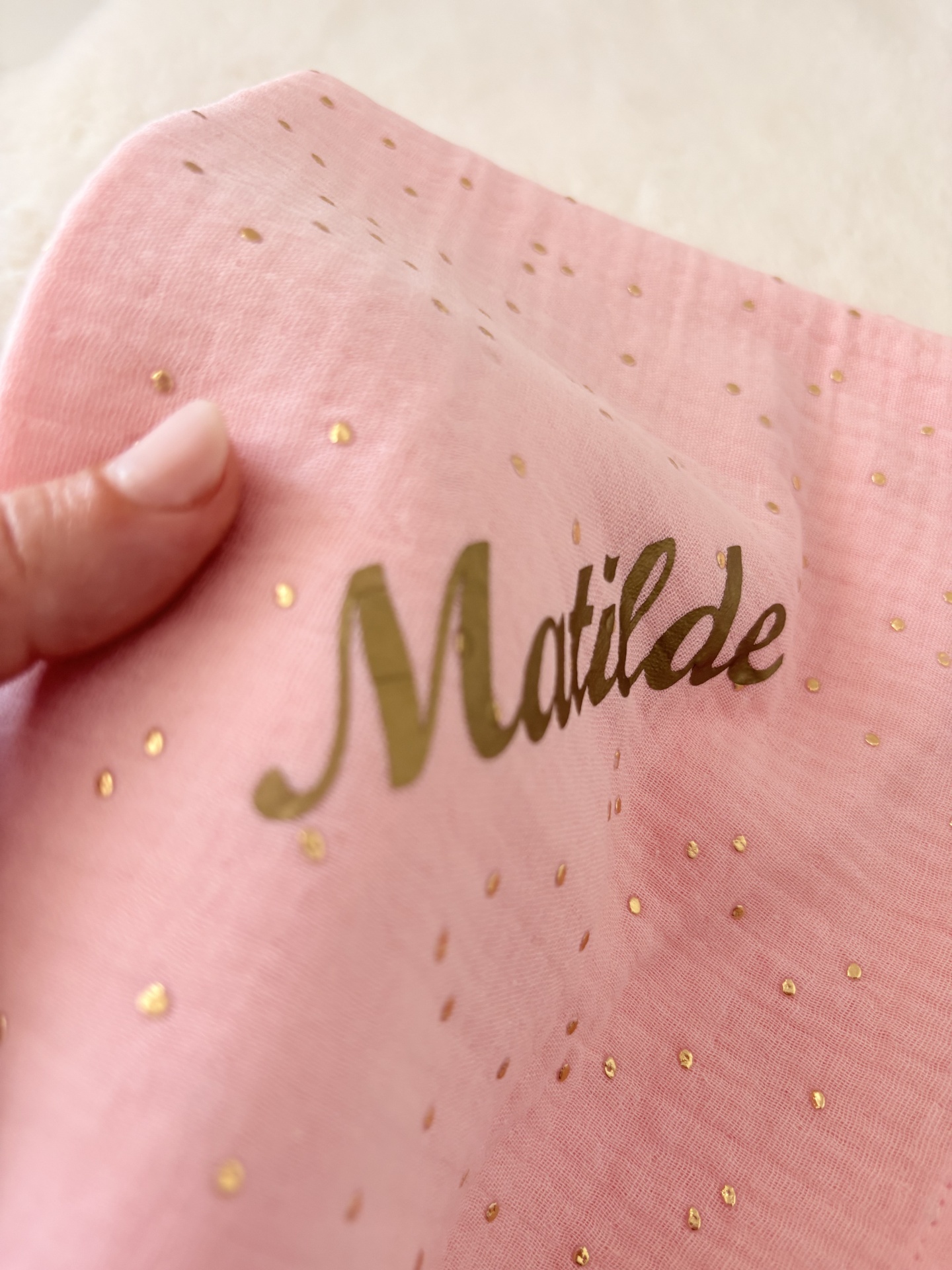 Fralda musselina com bolinhas douradas com o nome Matilde Tecido rosa com pontos dourados e nome Matilde em dourado