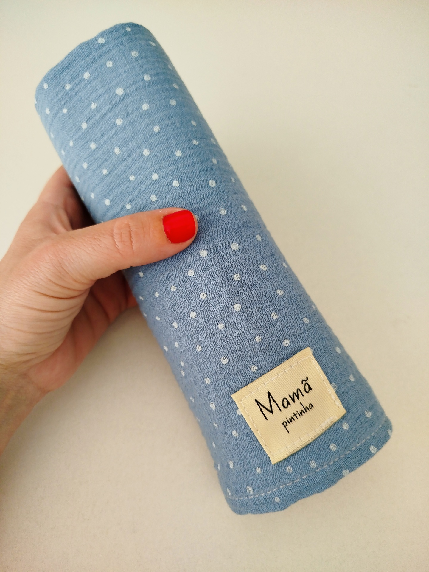 Fralda em musselina | fralda dupla | musselina | azul com pintinhas brancas Manta azul com bolinhas brancas e etiqueta Mamá pintinha