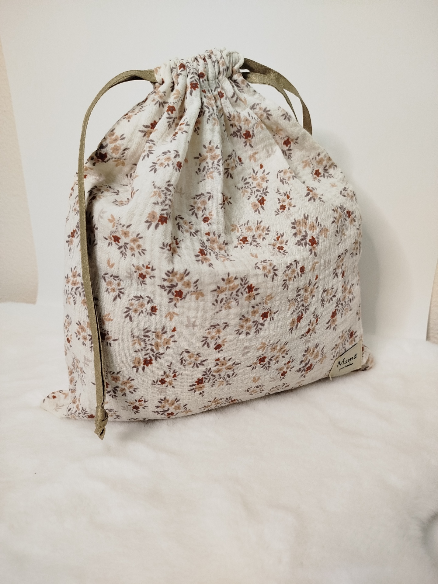 Saco de Roupa para Maternidade em Algodão | bolsa roupa | flores de outono | musselina com detalhes dourados Saco de tecido floral com fecho por cordão verde oliva