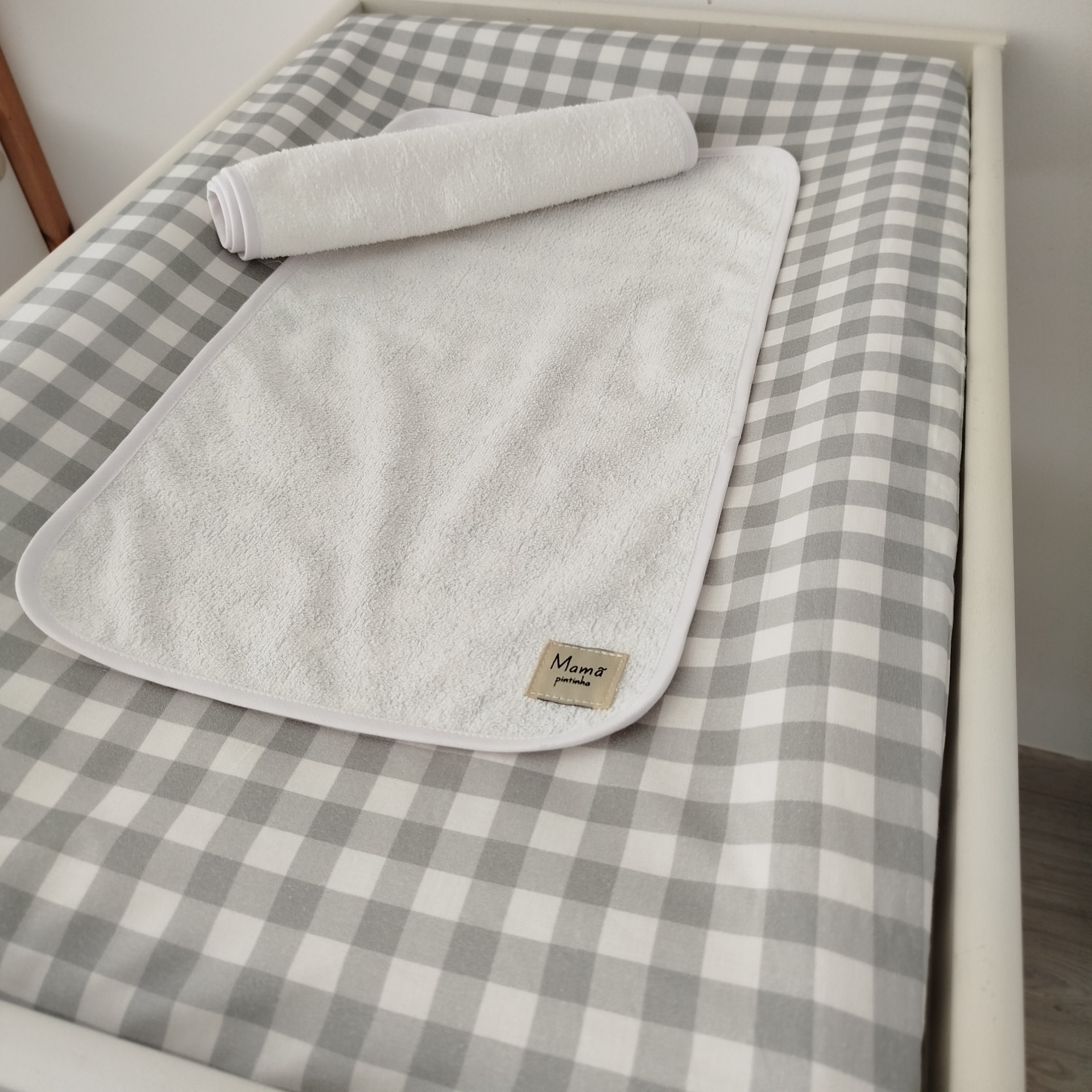 Forra para Trocador de fralda | muda fraldas | forra para muda fraldas | vichy cinza | quadrados Base de muda xadrez cinza e branco com toalha branca de algodão com etiqueta Mamã pintinho