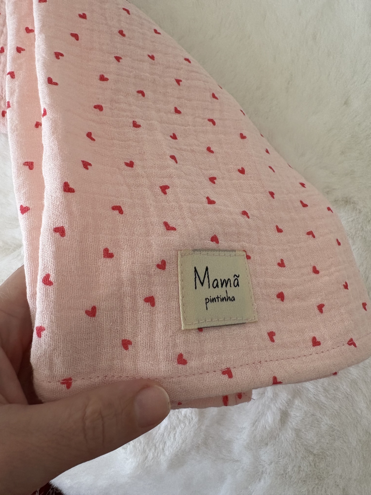 Fralda musselina rosa com corações Toalha cor-de-rosa com corações vermelhos e etiqueta mamã pintinha