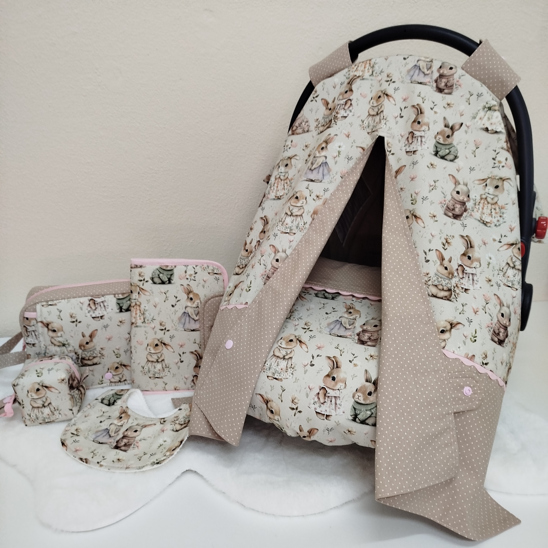 Conjunto sweet bunnies | baby box | Coelhinhos Conjunto de capa para ovo de transporte, babete e necessaire com padrão de coelhos vestidos e detalhes beges com bolinhas brancas