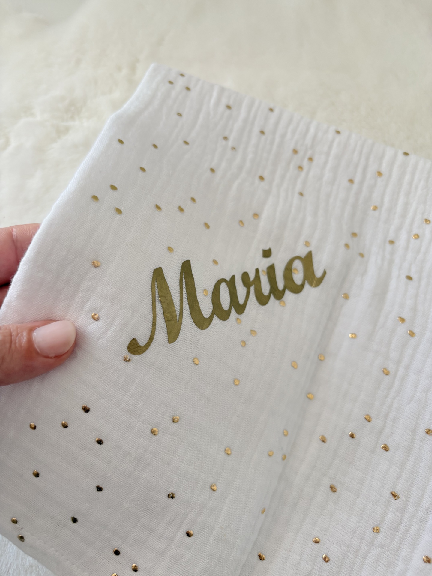 Fralda Musselina branca com pintinhas dourada com nome Maria Pano branco com pontos dourados e nome Maria em dourado