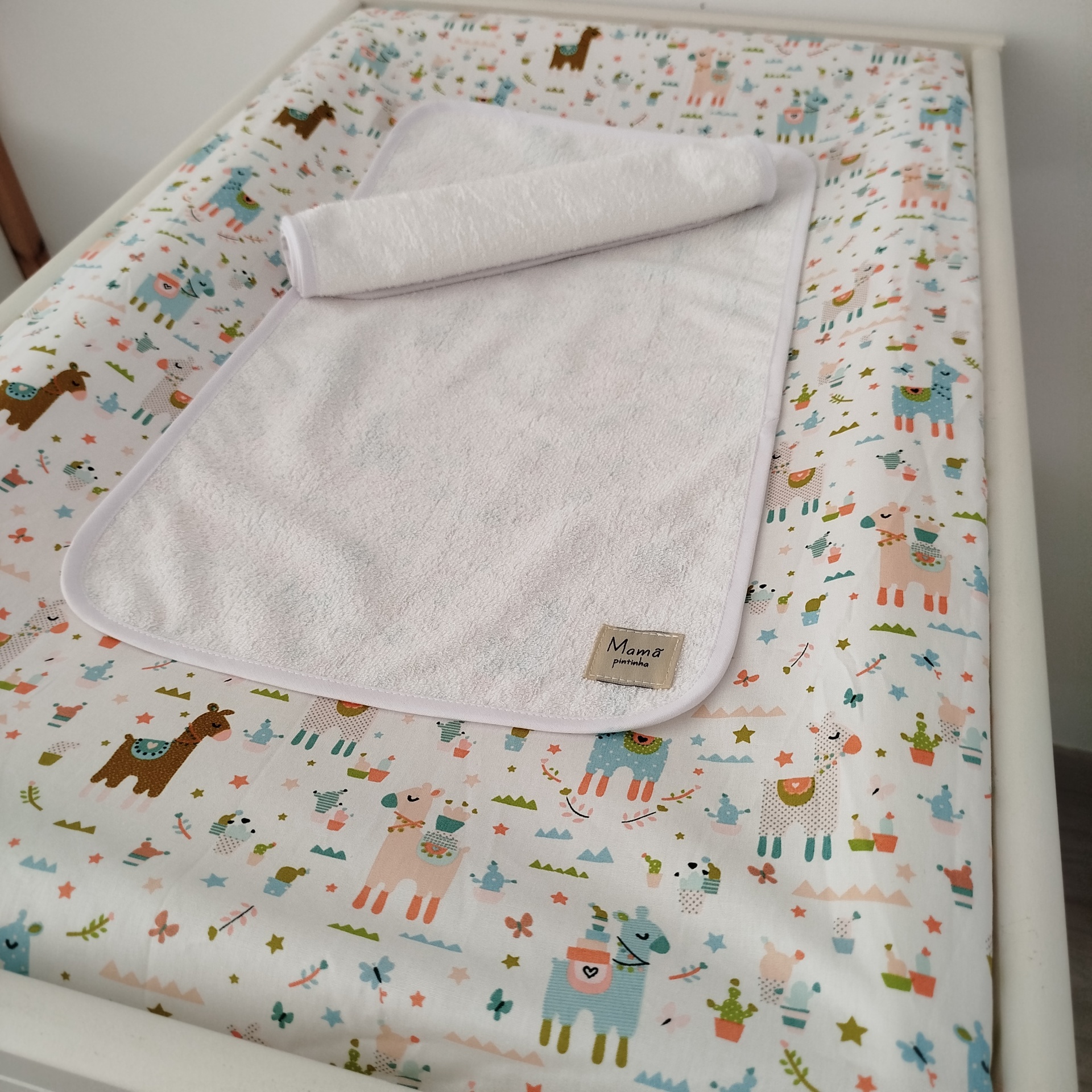 Forra para Trocador de fralda | muda fraldas | forra para muda fraldas | alpacas Manta branca felpuda e superfície com padrão colorido de lamas.