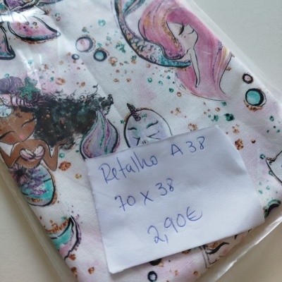 Retalho de tecido com padrão de sereias e etiqueta com preço